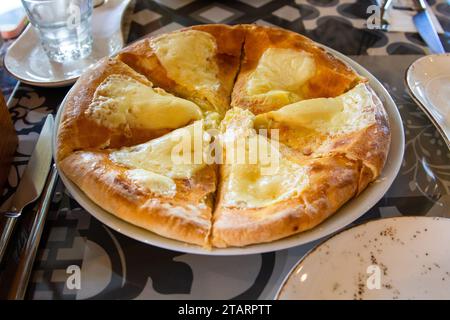 Voyage à la Géorgie - khachapuri traditionnel géorgien Lazian dans un café local dans la ville de Batoumi Banque D'Images