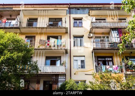 Voyage à la Géorgie - façade de l'immeuble d'appartements avec séchage du linge sur le balcon sur la rue Konstantin Gamsakhurdia dans la ville de Batoumi Banque D'Images