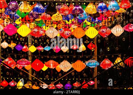 Voyage en Géorgie - lanternes chinoises brillantes colorées dans le parc de la ville à Batumi la nuit noire Banque D'Images