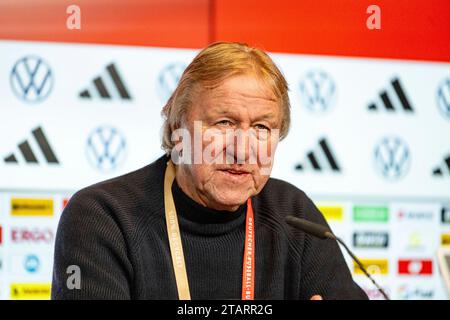 Rostock, Deutschland 01. Dezember 2023 : Women Nation League - 2023/2024 - Deutschland vs. Dänemark im Bild : entraîneur Horst Hrubesch (Deutschland) Banque D'Images