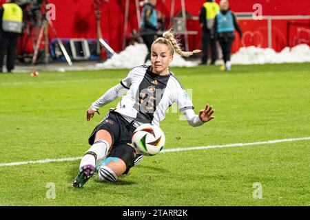 Rostock, Deutschland 01. Dezember 2023 : Women Nation League - 2023/2024 - Deutschland vs. Dänemark im Bild : Giulia Gwinn (Deutschland) Banque D'Images