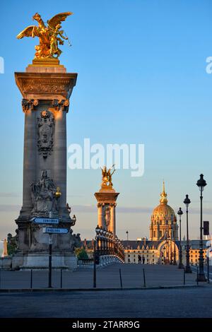 Tôt le matin au pont Alexandre III, Paris Banque D'Images