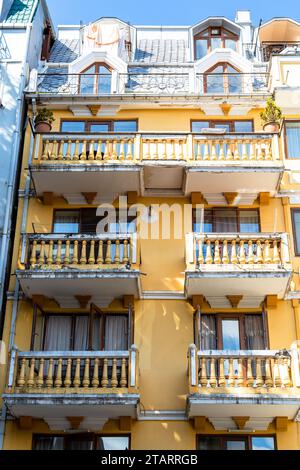 Voyage à la Géorgie - façade de l'ancien immeuble jaune dans la ville de Batumi le jour ensoleillé d'automne Banque D'Images