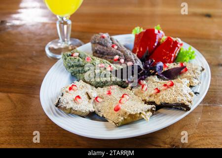 Voyage en Géorgie - Pkhali Georgian plat à base de légumes hachés et hachés (chou, aubergines, épinards, haricots, betteraves et noix moulues, vinaigre, oni Banque D'Images