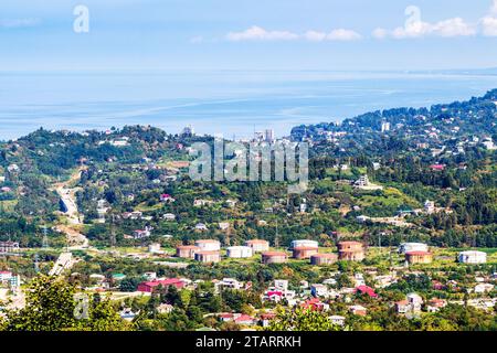 Voyage en Géorgie - vue de la périphérie de la ville de Batumi et de la mer Noire depuis la colline Sameba le jour ensoleillé de l'automne Banque D'Images