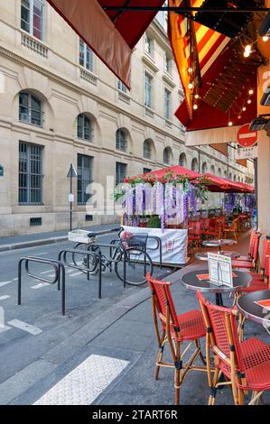 Café parisien traditionnel dans le centre-ville Banque D'Images