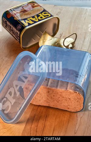 Gros plan d'une boîte ouverte de spam avec le pain rose dans le contenant en plastique de stockage/conservation, États-Unis Banque D'Images