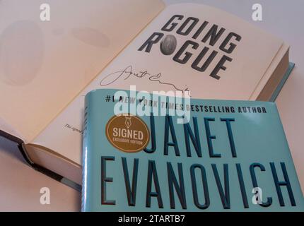 Gros plan du 29e roman de Janet Ivanovich sur Stephanie Plum, Going Rogue, ©2022, États-Unis Banque D'Images