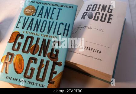 Gros plan du 29e roman de Janet Ivanovich sur Stephanie Plum, Going Rogue, ©2022, États-Unis Banque D'Images