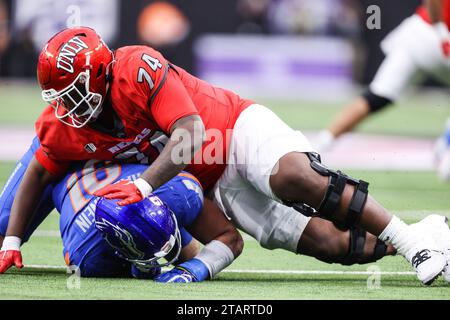 02 décembre 2023 : l'offensive des rebelles de l'UNLV, Jalen St. John (74) bloque le défensif des Broncos de Boise State, Ahmed Hassanein (91) lors du match du championnat de football Mountain West avec les Broncos de Boise State et les rebelles de l'UNLV au stade Allegiant de Las Vegas, NV. Christopher Trim/CSM. Banque D'Images