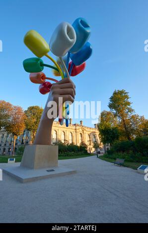 Bouquet de tulipes composition de Jeff Koons près de petit Palace dédié à Anne Hidalgo l'ancienne maire de Paris Banque D'Images