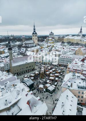 Vue aérienne du marché de Noël dans la vieille ville de Tallinn, Estonie Banque D'Images