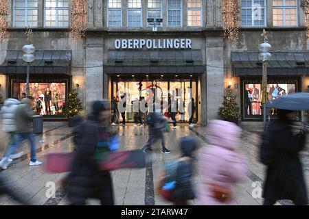Der Oberpollinger ist ein bekanntes gehobenes Warenhaus in der Neuhauser Straße in Muenchen. Es wird von der The KaDeWe Group GmbH gefuehrt und ist das nach Flaeche groesste Warenhaus à Sueddeutschland. *** L'Oberpollinger est un grand magasin haut de gamme bien connu situé à Neuhauser Straße à Munich. Il est géré par KaDeWe Group GmbH et est le plus grand magasin du sud de l'Allemagne en termes de surface au sol crédit : Imago/Alamy Live News Banque D'Images