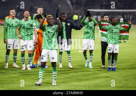 ALMELO - Joshua Kitolano de Sparta Rotterdam (m) célèbre la victoire 0-1 lors du match néerlandais d'Eredivisie entre Heracles Almelo et Sparta Rotterdam au stade Erve Aquito le 2 décembre 2023 à Almelo, pays-Bas. ANP VINCENT JANNINK Banque D'Images