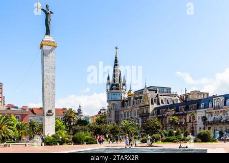 Batumi, Géorgie - 15 septembre 2023 : vue de la place de l'Europe avec la statue de Médée dans la ville de Batumi par jour ensoleillé. Monument a été dévoilé par le président de Georg Banque D'Images