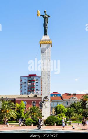 Batumi, Géorgie - 15 septembre 2023 : Monument avec statue de Médée sur la place de l'Europe dans la ville de Batumi le matin ensoleillé. Il a été dévoilé par le président de Geo Banque D'Images