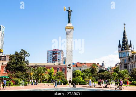 Batumi, Géorgie - 15 septembre 2023 : statue de Médéa sur la place de l'Europe à Batumi, un jour ensoleillé. Monument a été dévoilé par le président de la Géorgie Mikheil Banque D'Images