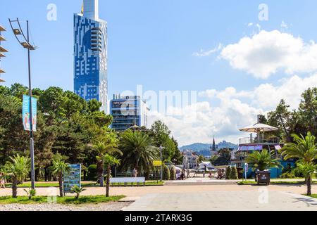 Batumi, Géorgie - 15 septembre 2023 : vue du boulevard de bord de mer dans la ville de Batumi le jour ensoleillé de l'automne Banque D'Images