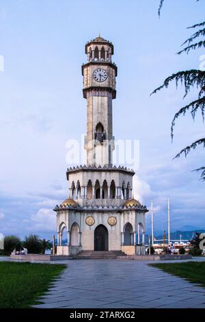 Batumi, Géorgie - 16 septembre 2023 : la tour Chacha construit la ville de Batumi dans le crépuscule bleu d'automne. Chacha géorgien est sorti des fontaines de la tour au lieu de Banque D'Images