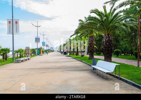 Batumi, Géorgie - 17 septembre 2023 : promenade en bord de mer et ligne de vélo dans la ville de Batumi le jour de l'automne Banque D'Images