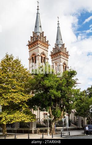 Batumi, Géorgie - 17 septembre 2023 : tours de Batumi Cathédrale de la mère de Dieu dans la ville de Batumi en automne. Cathédrale orthodoxe géorgienne, originall Banque D'Images