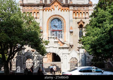 Batumi, Géorgie - 17 septembre 2023 : portes de Batumi Cathédrale de la mère de Dieu dans la ville de Batumi en automne. Cathédrale orthodoxe géorgienne, à l'origine Banque D'Images