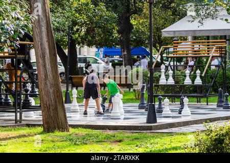 Batumi, Géorgie - 17 septembre 2023 : les enfants jouent aux échecs en plein air sur le boulevard de bord de mer dans la ville de Batumi le jour de l'automne Banque D'Images