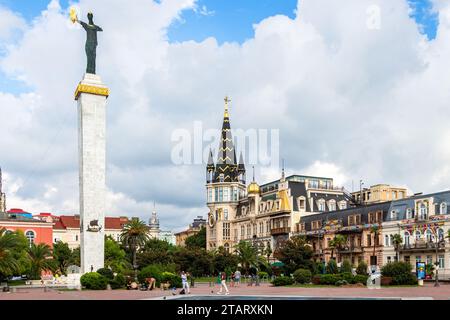 Batumi, Géorgie - 17 septembre 2023 : place de l'Europe avec statue de Médée dans la ville de Batumi le jour de l'automne. Monument a été dévoilé par le président de la Géorgie Mikh Banque D'Images