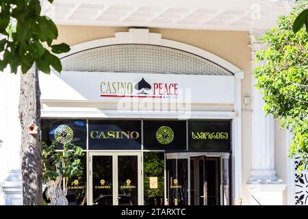 Batumi, Géorgie - 19 septembre 2023 : entrée au Peace Casino au Sheraton Hotel Batumi dans la ville de Batumi Banque D'Images