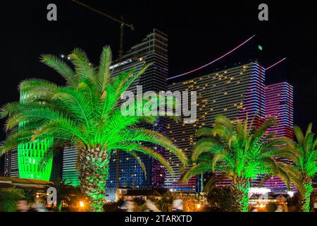 Batumi, Géorgie - 19 septembre 2023 : Promenade et nouveaux gratte-ciel illuminés de lumière colorée dans la ville de Batumi dans la nuit d'automne Banque D'Images