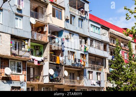 Batumi, Géorgie - 20 septembre 2023 : immeuble d'appartements dans la ville de Batumi sur la rue Parmen Lorias le jour ensoleillé de l'automne Banque D'Images