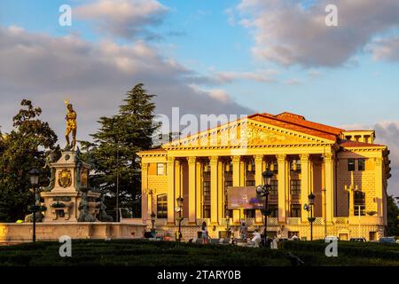 Batumi, Géorgie - 21 septembre 2023 : Fontaine de Neptune et Théâtre dramatique d'État de Batumi nommé d'après I Chavchavadze sur la place du Théâtre Batumi ville à autu Banque D'Images