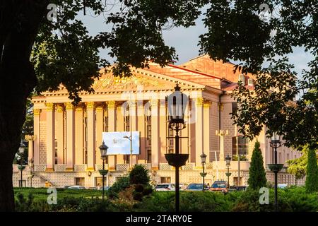 Batumi, Géorgie - 21 septembre 2023 : façade du théâtre dramatique d'État de Batumi nommé d'après I Chavchavadze sur la place du théâtre Batumi ville au coucher du soleil d'automne Banque D'Images