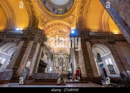 Argentine, Buenos Aires. Cathédrale métropolitaine de Buenos Aires alias Cathédrale de la Sainte Trinité, intérieur. Retable principal en bois doré dans le style rococo. Banque D'Images