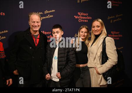 Komiker Tom Gerhardt und Sohn Rodrigo und Schauspielerin Janine Kunze mit Tochter Lilli kommt zur Premiere des 8. Kölner Weihnachtscirque *** le comédien Tom Gerhardt et son fils Rodrigo et l'actrice Janine Kunze avec leur fille Lilli assistent à la première du 8e Cologne Christmas Circus Credit : Imago/Alamy Live News Banque D'Images