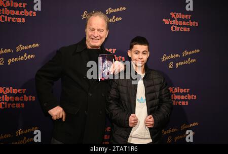 Komiker Tom Gerhardt und Sohn Rodrigo kommt zur Premiere des 8. Kölner Weihnachtscirque *** le comédien Tom Gerhardt et son fils Rodrigo assistent à la première du 8e Cologne Christmas Circus Credit : Imago/Alamy Live News Banque D'Images