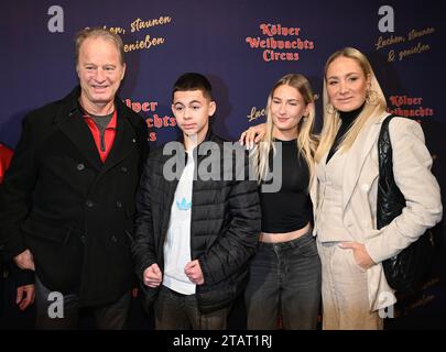 Komiker Tom Gerhardt und Sohn Rodrigo und Schauspielerin Janine Kunze mit Tochter Lilli kommt zur Premiere des 8. Kölner Weihnachtscirque *** le comédien Tom Gerhardt et son fils Rodrigo et l'actrice Janine Kunze avec leur fille Lilli assistent à la première du 8e Cologne Christmas Circus Credit : Imago/Alamy Live News Banque D'Images