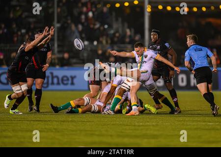 LONDRES, ROYAUME-UNI. 02, déc. 2023. Tom James de Northampton Saints (au centre) en action lors de Saracens vs Northampton Saint - Gallagher Premiership Rugby R8 au StoneX Stadium le samedi 02 décembre 2023. LONDRES ANGLETERRE. Crédit : Taka G Wu/Alamy Live News Banque D'Images