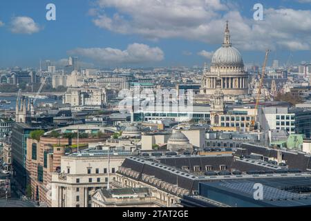 Un cliché inhabituel de la Tamise avec le West End et la cathédrale Saint-Paul au loin Banque D'Images