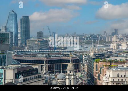 Un cliché inhabituel de la Tamise avec le West End et la cathédrale Saint-Paul au loin Banque D'Images