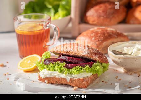 Sandwich maison et savoureux avec betterave et fromage cottage. Sandwich pour déjeuner frais. Banque D'Images