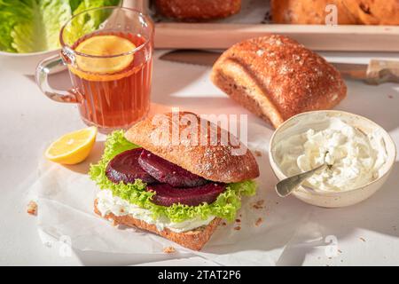 Sandwich délicieux et sain avec betterave et fromage cottage. Sandwich pour un petit déjeuner sain. Banque D'Images