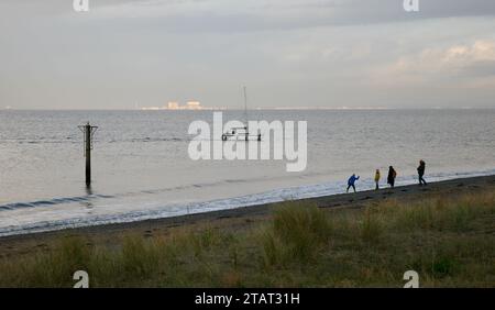 Un petit bateau de plaisance se dirigeant vers le port, Fleetwood, Lancashire, Royaume-Uni, Europe Banque D'Images