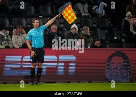 Almelo, pays-Bas. 02 décembre 2023. ALMELO, PAYS-BAS - DÉCEMBRE 2 : arbitre adjoint Michael Osseweijer lors du match néerlandais d'Eredivisie entre Heracles Almelo et Sparta Rotterdam à l'Erve Assito le 2 décembre 2023 à Almelo, pays-Bas (photo de Rene Nijhuis/Orange Pictures) crédit : Orange pics BV/Alamy Live News Banque D'Images