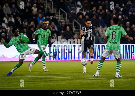 Almelo, pays-Bas. 02 décembre 2023. ALMELO, PAYS-BAS - DÉCEMBRE 2 : Ruben Roosken d'Heracles Almelo tire au but lors du match néerlandais d'Eredivisie entre Heracles Almelo et Sparta Rotterdam à l'Erve Assito le 2 décembre 2023 à Almelo, pays-Bas (photo de Rene Nijhuis/Orange Pictures) crédit : Orange pics BV/Alamy Live News Banque D'Images