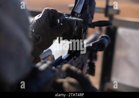 Le Cpl Waylon Madugno lance du corps des Marines des États-Unis déblaie une mitrailleuse M240B montée sur un véhicule tactique léger lors du programme d'entraînement de relocalisation de l'artillerie 23,3 dans la zone de manœuvre de North Fuji au Centre d'entraînement aux armes combinées Camp Fuji, Japon, le 28 novembre 2023. Les compétences développées à l'ARTP augmentent la compétence et l'état de préparation de la seule unité d'artillerie déployée en permanence dans le corps des Marines, leur permettant de fournir des tirs indirects. Madugno, originaire de Fishseddy, est un opérateur d'équipement lourd au Bataillon de logistique de combat 12, Régiment de logistique de combat 3, 3rd Marine Logistics Banque D'Images