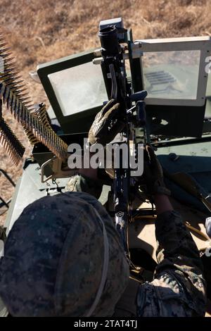 Le Cpl Waylon Madugno lance du corps des Marines des États-Unis charge une mitrailleuse M240B pendant le programme d'entraînement de relocalisation de l'artillerie 23,3 dans la zone de manœuvre de North Fuji au Centre d'entraînement aux armes combinées Camp Fuji, Japon, le 28 novembre 2023. Les compétences développées à l'ARTP augmentent la compétence et l'état de préparation de la seule unité d'artillerie déployée en permanence dans le corps des Marines, leur permettant de fournir des tirs indirects. Madugno, originaire de Fishseddy, est un opérateur d'équipement lourd du bataillon de logistique de combat 12, régiment de logistique de combat 3, 3e groupe de logistique des Marines. (Photo du corps des Marines des États-Unis par SG Banque D'Images