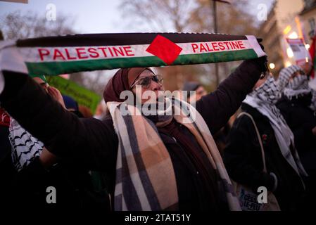 Paris, France. 2 décembre 2023. Des milliers de personnes inondent les rues de Paris le 2 décembre, unies par une cause puissante, réclamant la liberté pour la Palestine. La marche, appelle à la justice et à la solidarité, où des slogans appelant à boycotter Israël ainsi que des cris de «Israël un État terroriste». (Image de crédit : © Mathias Heng/ZUMA Press Wire) USAGE ÉDITORIAL SEULEMENT! Non destiné à UN USAGE commercial ! Banque D'Images