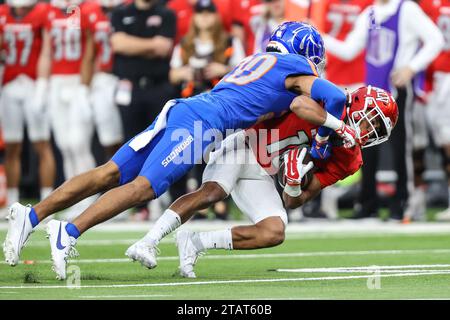 02 décembre 2023 : le receveur de l'UNLV Rebels, DeAngelo Irvin Jr. (16 ans), est attaqué par le linebacker des Broncos de Boise State Wyatt Milkovic (30 ans) lors de la seconde moitié du match du Mountain West football Championship avec les Broncos de Boise State et les Rebels de l'UNLV à l'Allegiant Stadium de Las Vegas, NV. Christopher Trim/CSM. Banque D'Images