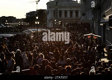 Overtourisme Venise, les touristes affluent occupé Riva degli Schiavoni & Ponte della Paglia, une masse de gens, Zaccaria à San Marco-San dans la lumière de l'après-midi Banque D'Images